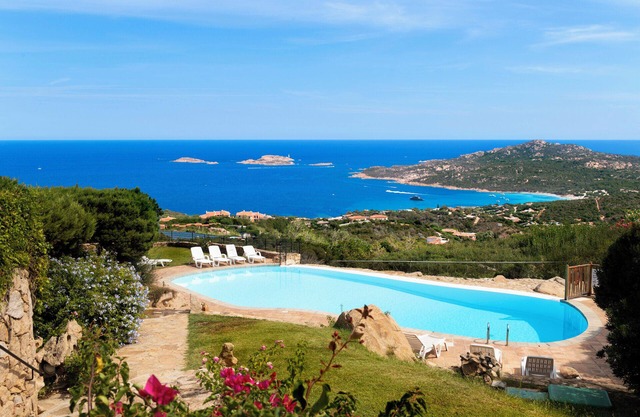 Apartamento "Infinite Blue Porto Cervo" con vistas al mar, piscina compartida y Wi-Fi