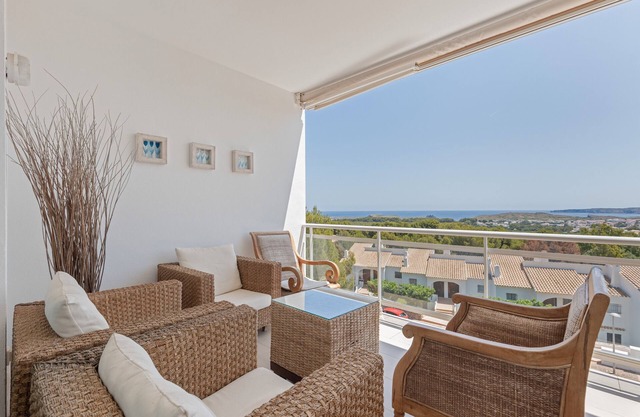 Apartamento 'Infinity View Menorca' con vistas al mar, piscina compartida y terraza privada