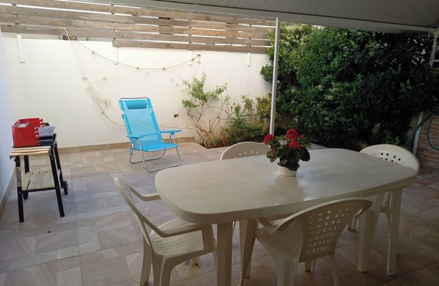 Apartamento 'Blu' con terraza privada, jardín privado y aire acondicionado