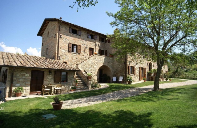 Apartamento en Montone con piscina y jardín