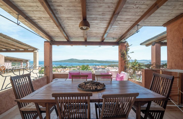 Apartamento 'Il Fiordo 28' con vistas al mar, piscina compartida y aire acondicionado