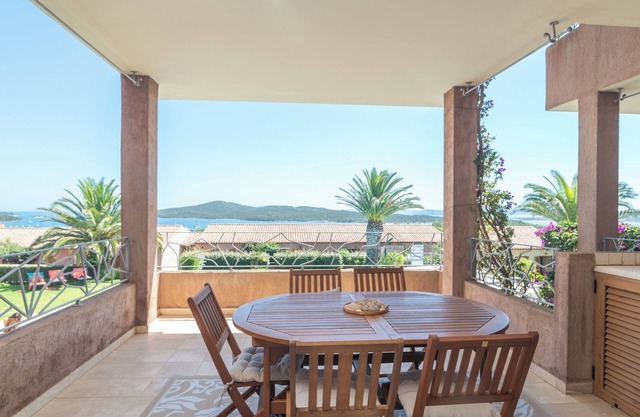 Apartamento 'Il Fiordo 16' con vistas al mar, piscina compartida y aire acondicionado