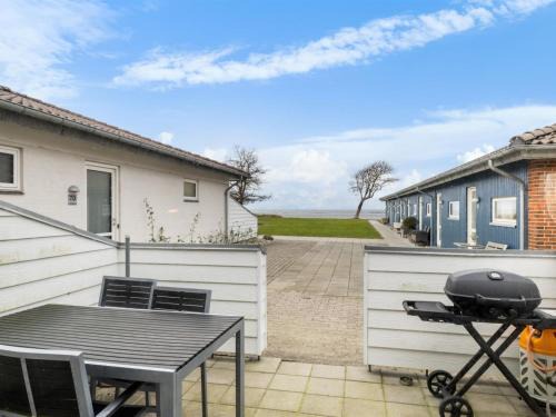 Apartment Kari - 50m from the sea by Interhome