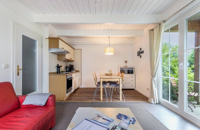 Apartment 'Kleine Ella Pellworm' with Private Terrace, Shared Garden and Wi-Fi