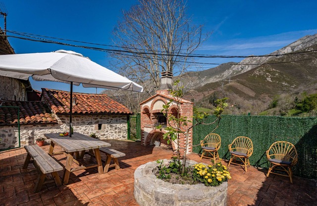 Apartamento 'La Breval' con vistas a la montaña, terraza privada y jardín privado