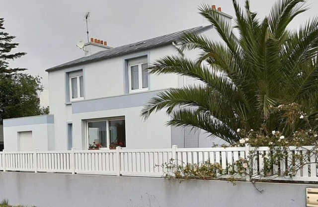 Apartment 'La Maison Bleue' with Private Terrace, Shared Garden and Wi-Fi