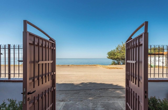 Apartamento 'La Casa Davanti al Mare' cerca de la playa con terraza y Wi-Fi