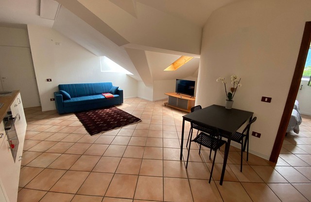 Apartamento 'La Mansarda' con vistas a la montaña, jardín compartido y aire acondicionado