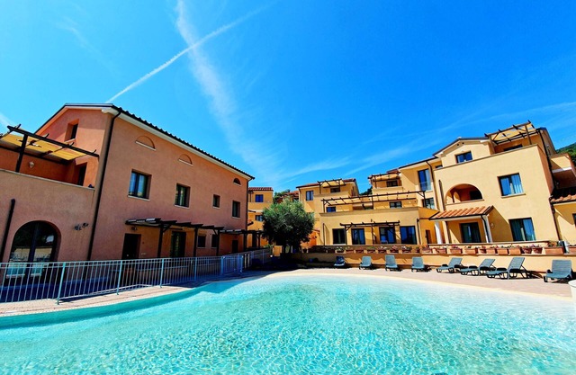 Apartamento "La Pergola al Cavo 5" cerca de la playa con piscina compartida y Wi-Fi