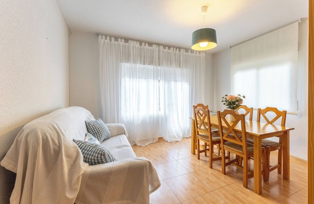 Apartamento 'La Serradilla' con vistas a la montaña, terraza privada y aire acondicionado.