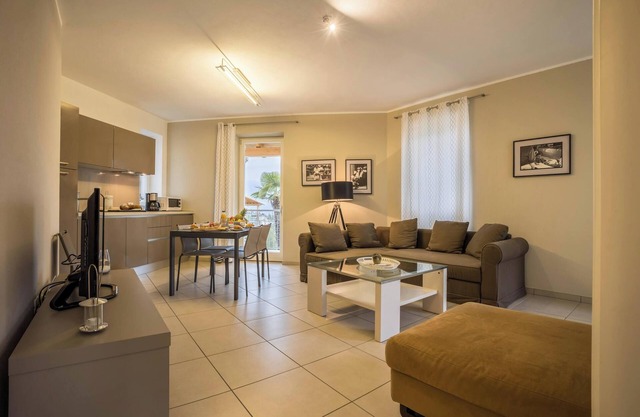 Apartamento 'La Villa Tesoro' con vistas al lago, piscina compartida y Wi-Fi