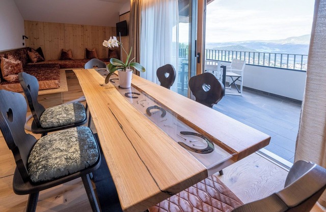 Apartamento 'Ladinser Hof Western Suite' con vistas a la montaña y balcón