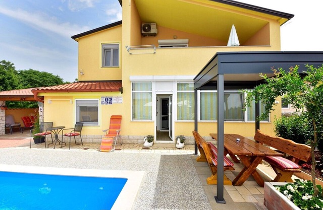 Laura / Apartment A with Terrace and Pool View