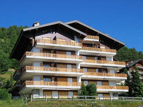 Apartment Les Crêtes 1-3 by Interhome