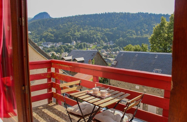 Apartamento 'Les Lauriers, N.º 1' con vistas a la montaña y balcón