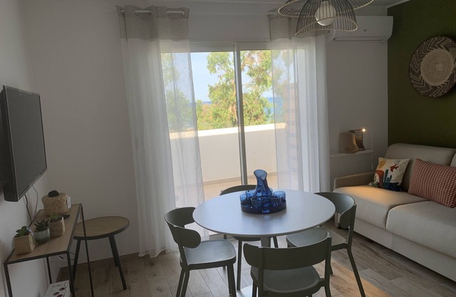 APARTMENT Les PIEDS DANS L'EAU - Sea view - 2 to 4 people