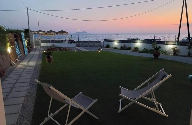 Apartamento situado en la costa de Kokkinos Pirgos con vista al mar y playa.