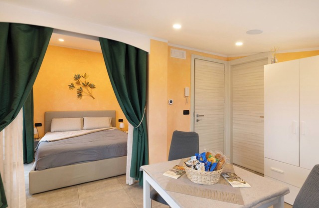Apartamento 'Lovely 1 Bedroom' con vistas a la montaña, Wi-Fi y aire acondicionado.
