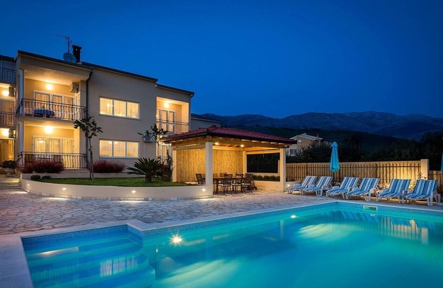 Apartment Lucija with private 40m2 pool near Split