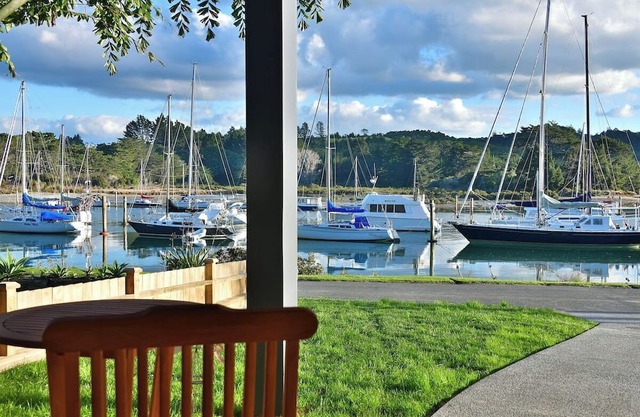 Apartment · Luxury Waterfront Apartment - Spa pool & Kayaks