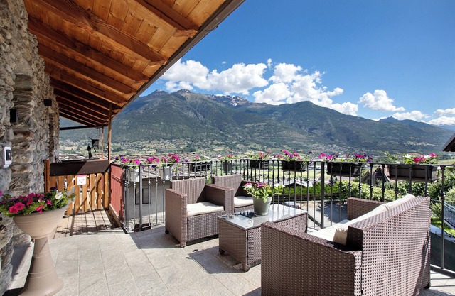 Apartamento 'Maison Bebe Mont Emilius' con vistas a la montaña, terraza privada y Wi-Fi