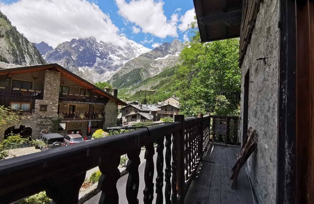 Apartamento 'Maison Esterina Vista Monte Bianco' con vistas a la montaña, jardín compartido y Wi-Fi