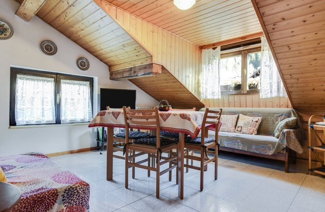 Apartamento "Mansarda tra le Dolomiti di Brenta" con vistas a la montaña y balcón