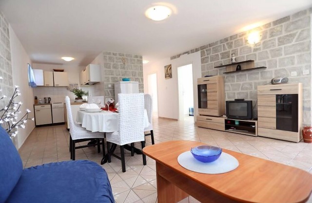 Apartment Meri - Two Bedroom Apartment with Balcony