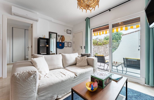Apartamento 'Mi Patio, Port Of Cabopino' con piscina compartida, Wi-Fi y aire acondicionado.
