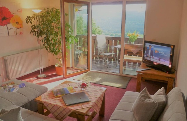 Apartamento con 95m2, balcón y amplia cocina con capacidad para 6 personas.