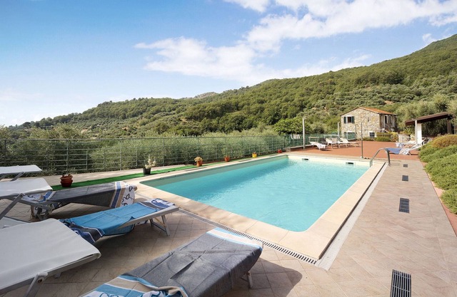 Apartamento "Monolocale Sole" con vistas a la montaña, piscina, Wi-Fi, A/C, terraza y jardín