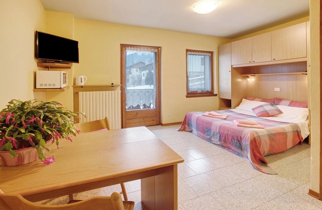 Apartamento "Monolocale Sole 2" con vistas a la montaña, balcón y Wi-Fi
