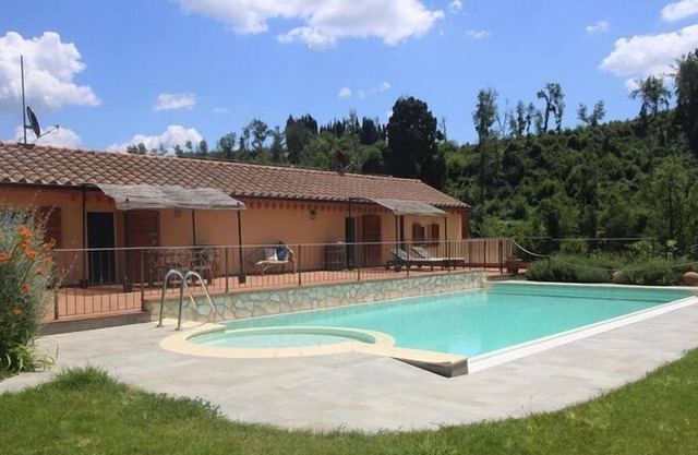 Piso Mulino della Rivolta con piscina compartida en Colognole