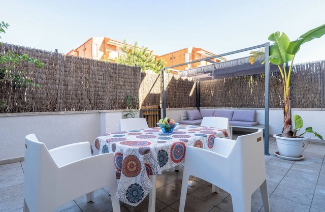 Apartamento 'Cerca de las Playas Gran Patio Privado' con Piscina Compartida y aire acondicionado