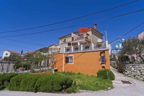 Apartment near Martinscica Catamaran Terminal in Mihojašcica