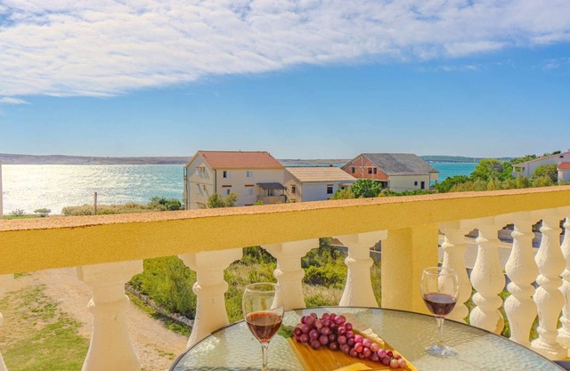 Apartment near the beach with sea view
