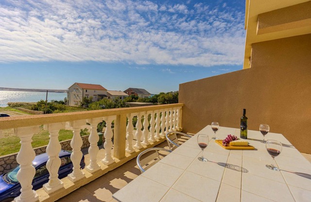 Apartment near the beach with sea view