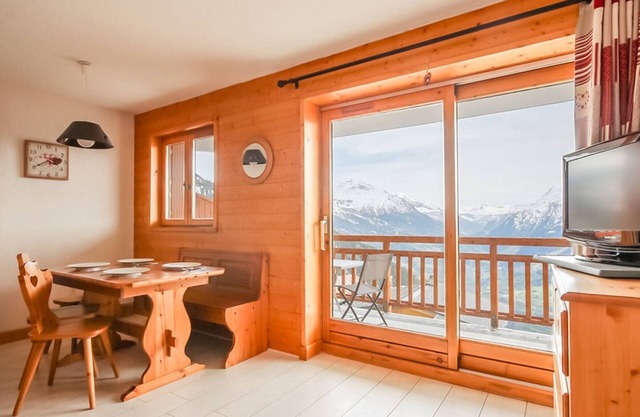 Apartamento cerca de las pistas con WIFI gratis y balcón
