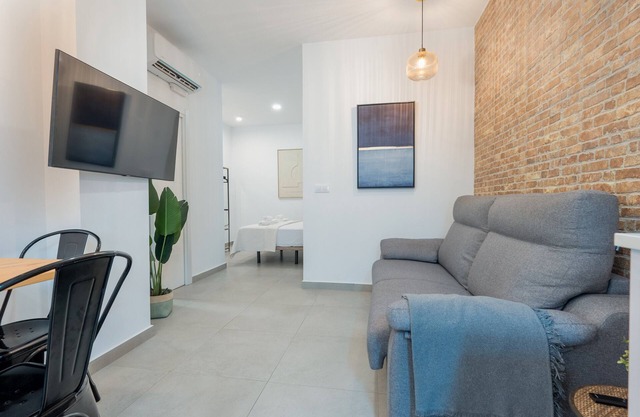 Apartamento 'New Cozy Next To Sta 2' con Wi-Fi y Aire Acondicionado