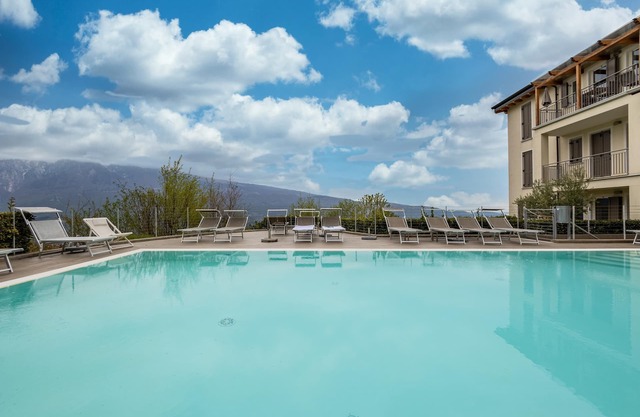 Apartment NOBILE in Residence La Villa with Private Garden, Lake View, Pool & Wi-Fi