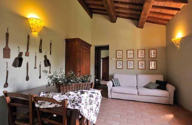 Casa "Olivo" en el campo con piscina. Relax, ciudades, parques nacionales, eventos.