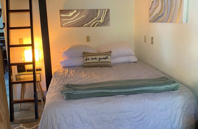 Apartment on Boody Street, walk to Bowdoin College. Pet-friendly!