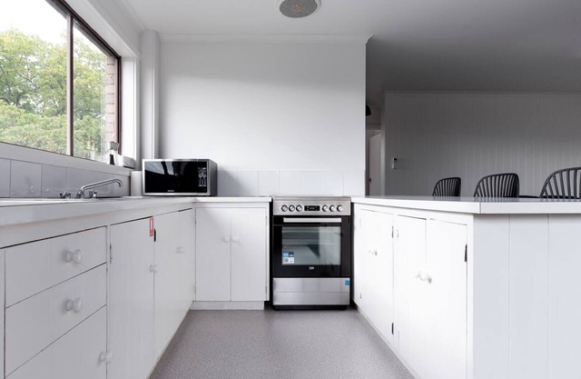 Apartment on High with Parking & Wi-Fi