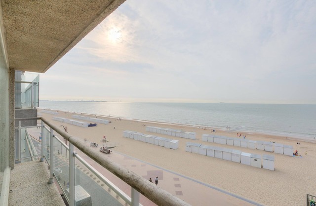 Apartment on the seafront in Knokke on the 4th floor for max 7 persons