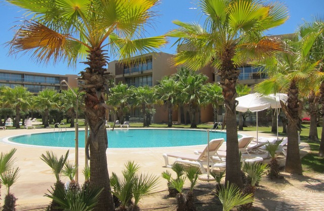 Apartment on the beach in Salgados / Galé