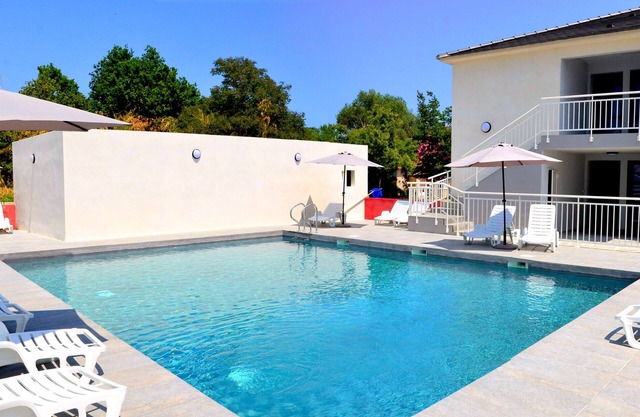 Apartamento junto al mar con playa equipada.