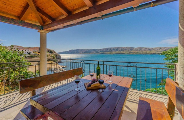 Apartment on top of the cliff right on the beach with sea views