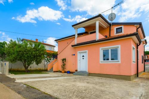 Apartment Orhidea in a peaceful setting near Umag
