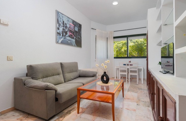Apartamento 'Palacio De Congresos' con piscina compartida, Wi-Fi y aire acondicionado