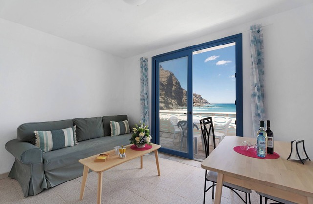 Apartamento 'Playa Azul - 6' con vistas al mar, terraza privada y Wi-Fi